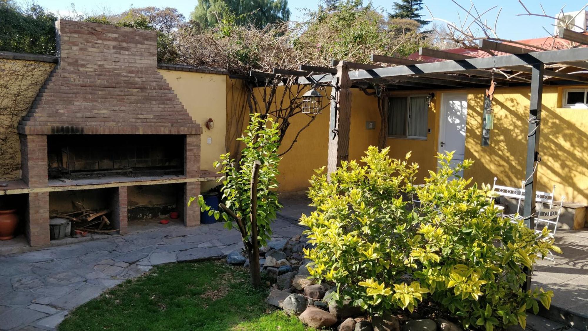 Alamo Hostel & Suites Mendoza Bagian luar foto